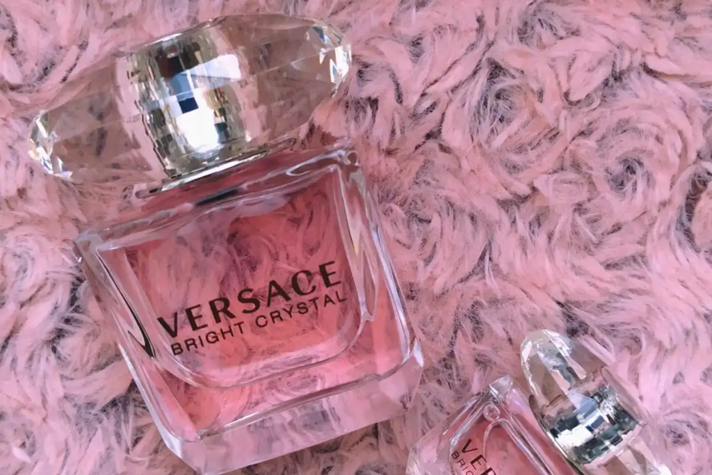 Review Nước Hoa Versace Bright Crystal – Hương Hoa Quả Tươi Mát Có Còn Đáng Mua Năm 2025? 24 Review Nước Hoa Versace Bright Crystal – Hương Hoa Quả Tươi Mát Có Còn Đáng Mua Năm 2025